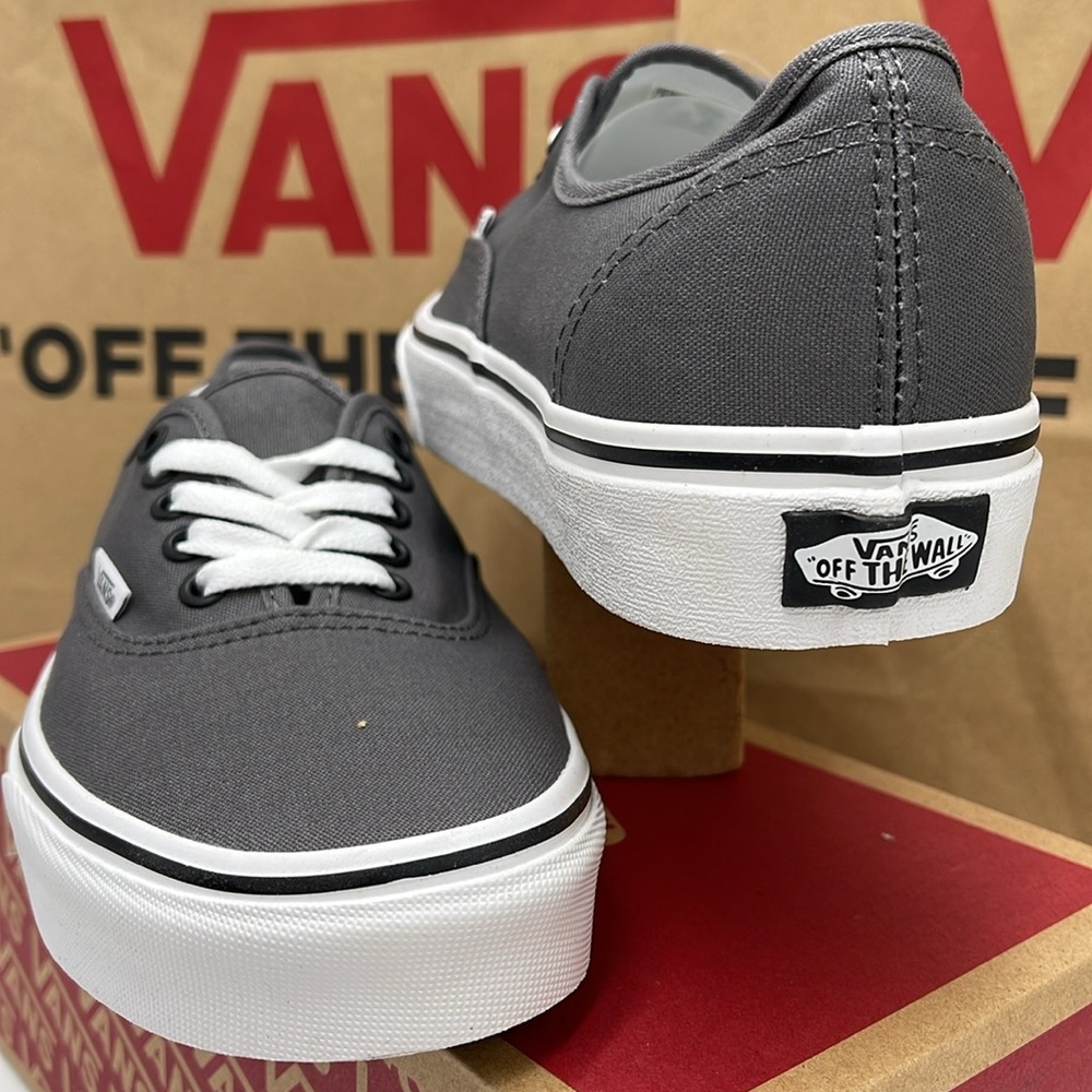 Vans Men’s Authentic Pewter/Black
VN000JRAPBQ
Sneakers - Picture 10 of 16